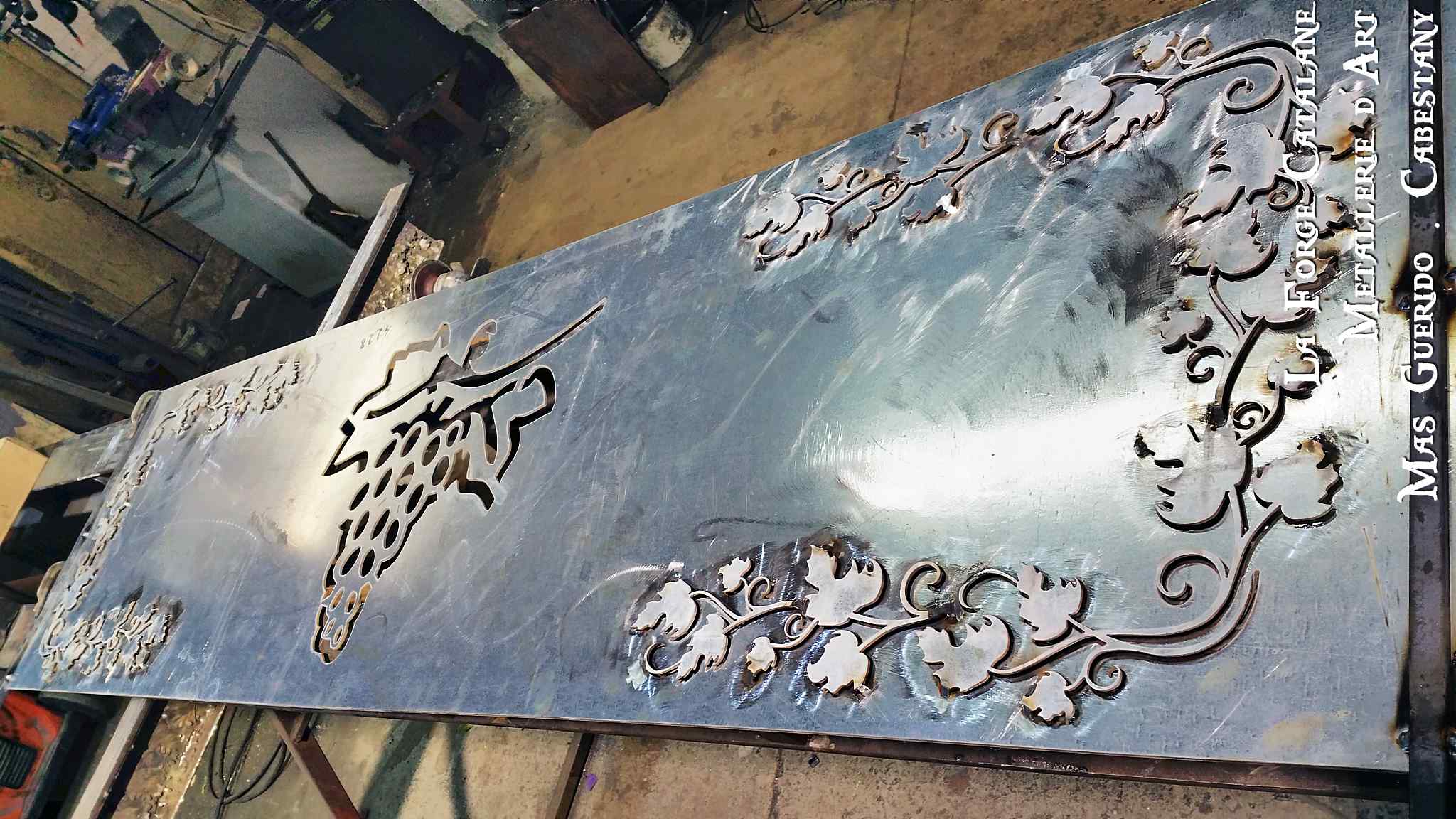 decoupe laser cloture inspiration vigne forge catalane.jpg